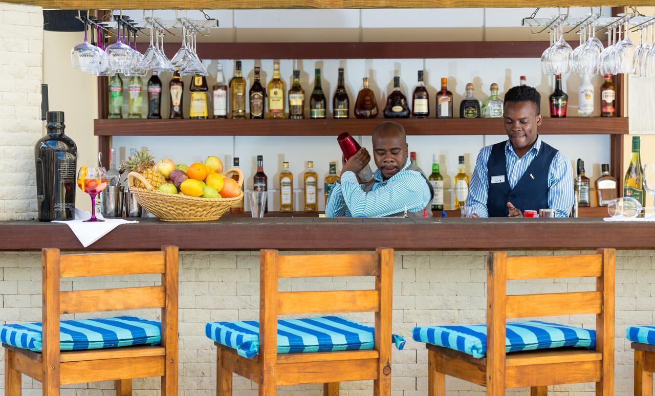 Hotel Le Vendome Кейптаун Екстериор снимка A bar in Kenya