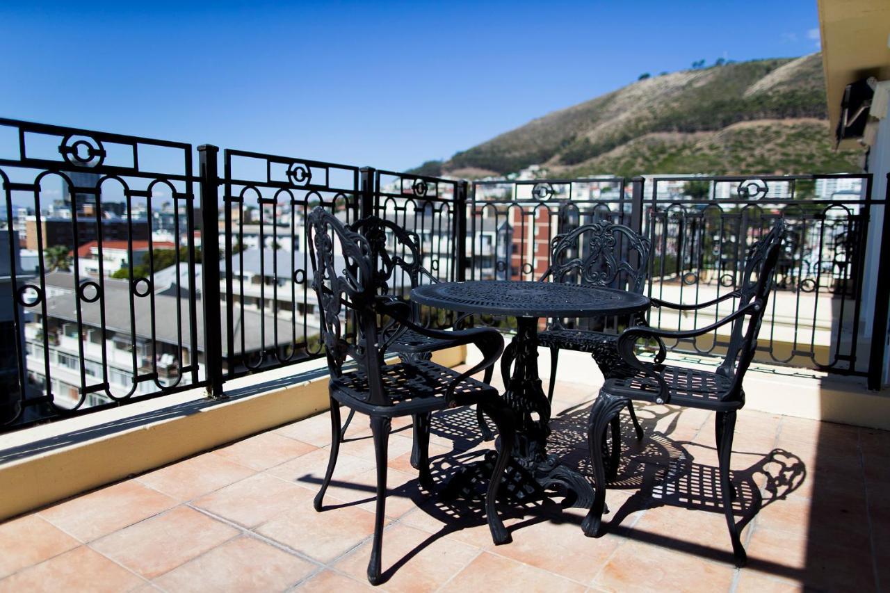 Hotel Le Vendome Кейптаун Екстериор снимка A wrought iron patio set